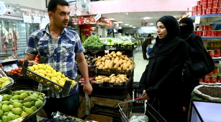 WFP's tweet photo. A joint WFP & @UNFPA programme helps #mothers in conflict zones in #Syria 🇸🇾. Read about Jad & his mother Fatima→ https://t.co/jf4Z4oWhOW https://t.co/DkxWouGFui