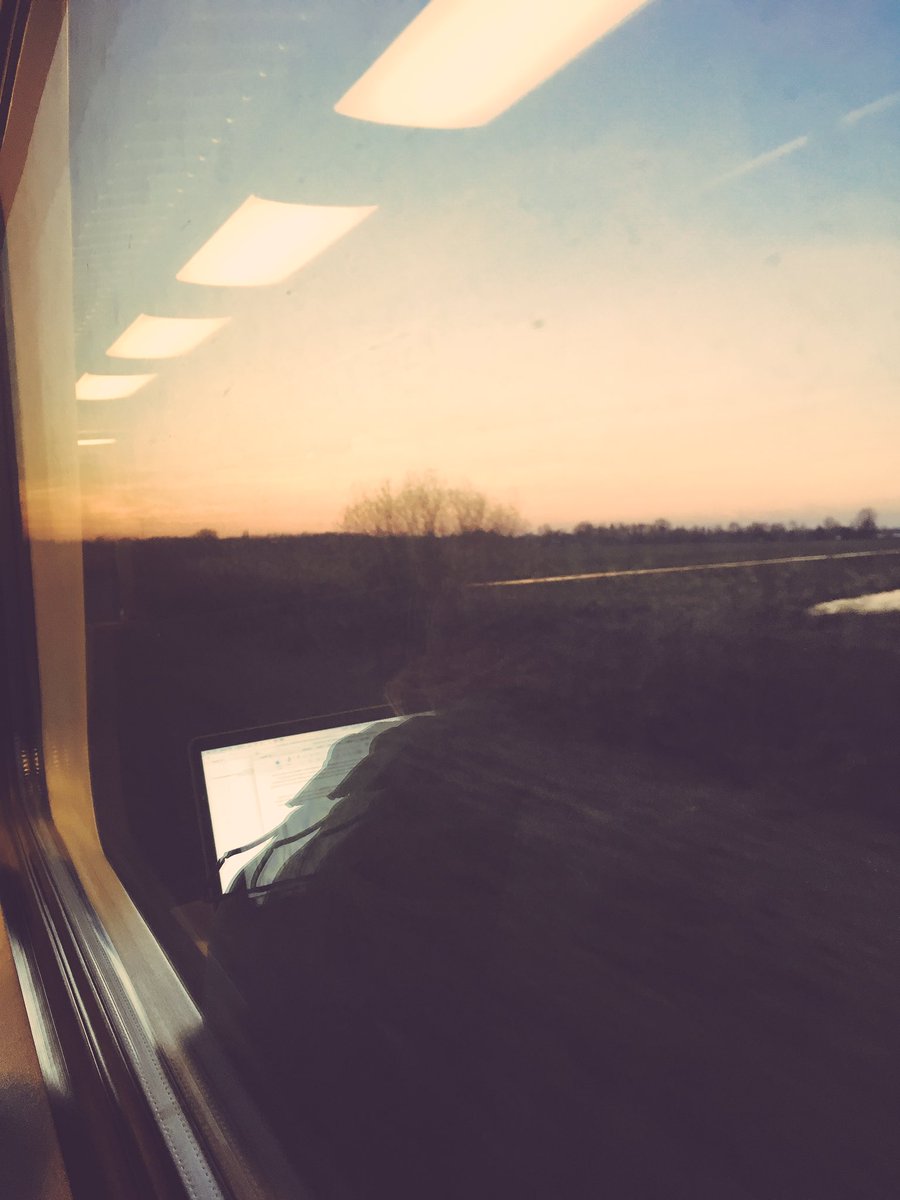 LeviManner's tweet photo. #omw @mmvanzoelen ik kom eraan hoor! Pannenkoekenbakkert is onderweg! #treinleven #mooiuitzicht #landerijen #goudaanderandvandezon https://t.co/cyGBvUuLJM