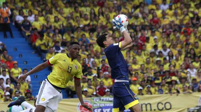 copaciudadpei's tweet photo. #Dato. ⚽ El arquero de Bolivia Carlos Lampe jugó nuestro torneo en su versión 25. Lampe fue figura ante Colombia el pasado jueves ⚽ Foto:APG https://t.co/MtEA44Us7K