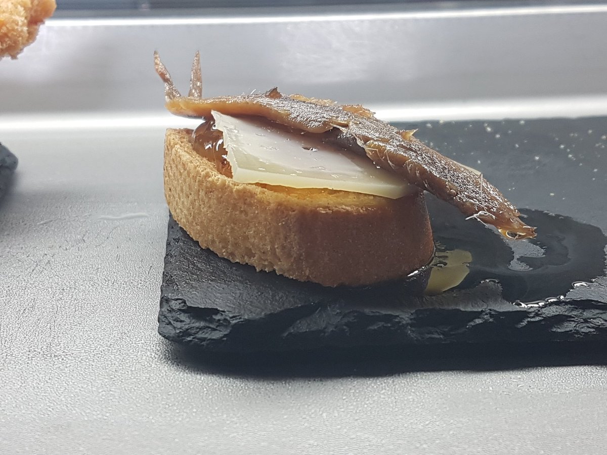 -Tosta de compota de higos, queso de oveja y anchoas.
-Grambones con rebozado de kikos y salsa de parmesano.