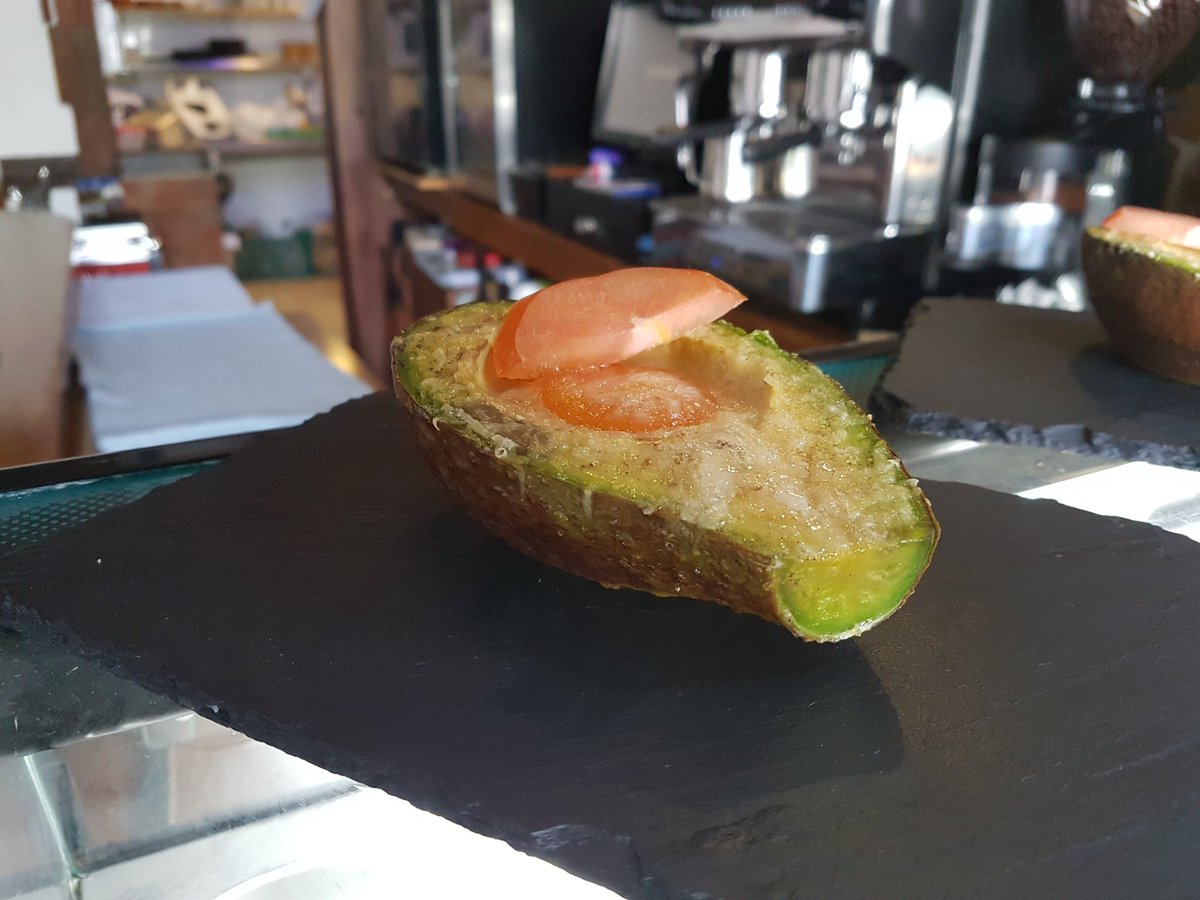 - Tosta de crujiente de pollo, lechuga y picadillo de tomate y cebolla.
- Aguacate gratinado. #tapasricas #RestauranteLasTablas