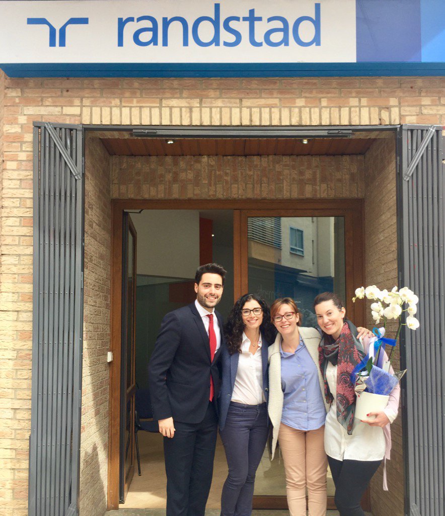 CarlosSaez8's tweet photo. Alzira es nuestro nuevo destino,muchas ganas y muchísima ilusión🔵 @Yasmomin @NuriaSatorres @Loumar30 @Randstad_es https://t.co/FphmBIWaPX