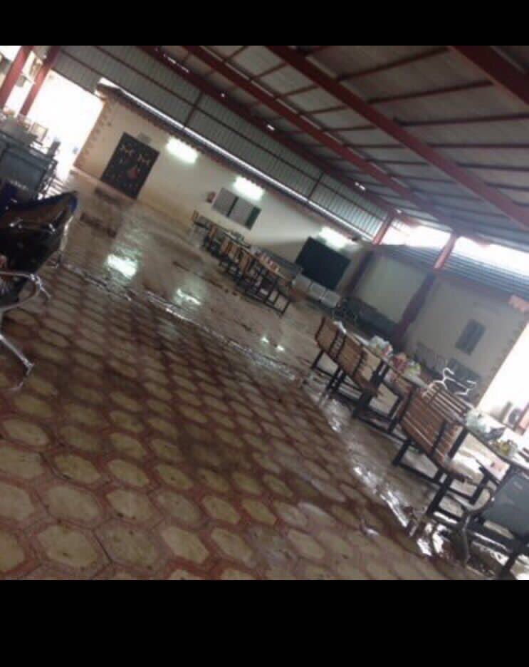 2ov__'s tweet photo. #مبني_جامعه_المندق2
أيرضيك ياوزيرالتعليم جامعة متهالكة واشبه بحضيرة أغنام انصفوا طالبين العلم من عبث المسؤولين 
@aleissaahmed  
@nkoshak https://t.co/6hiTEtkOpE