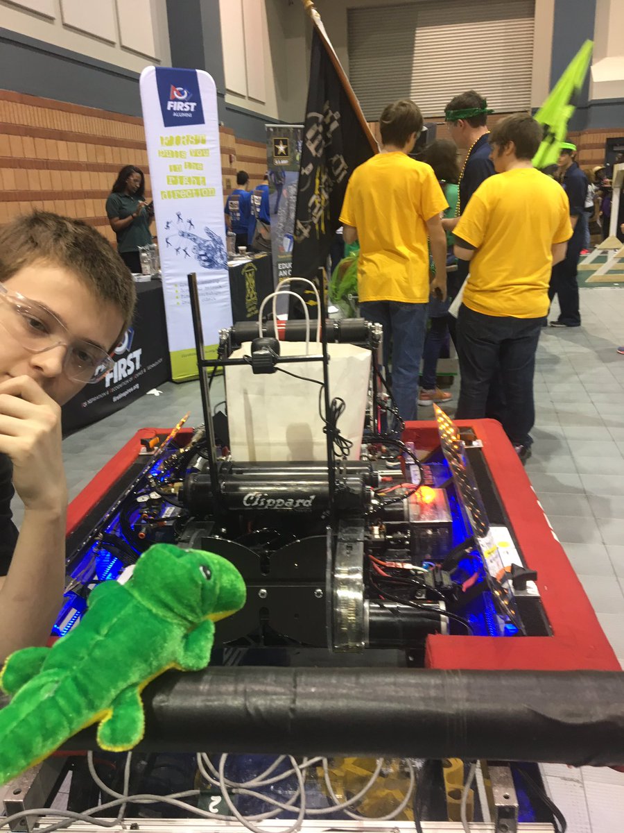 TDalligator's tweet photo. Getting ready for the robot parade. #puttininwork #heavycart https://t.co/d8m4XsU3PD