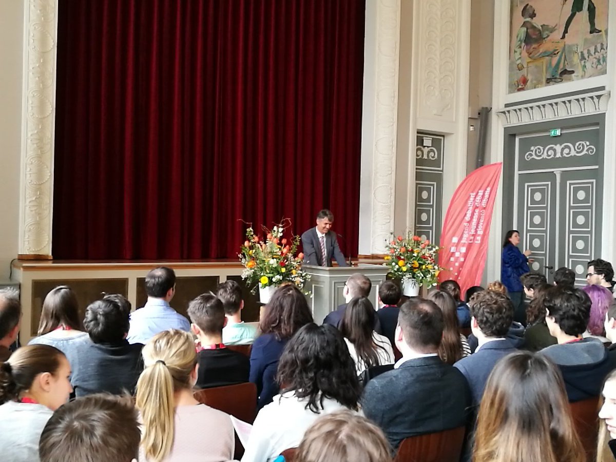 JDebattiert's tweet photo. @avongraffenried begrüsst die Anwesenden in der Aula des #GymnasiumKirchenfeld in #Bern zum #Final #jugenddebattiert 2017 https://t.co/hMz4Si4K3r