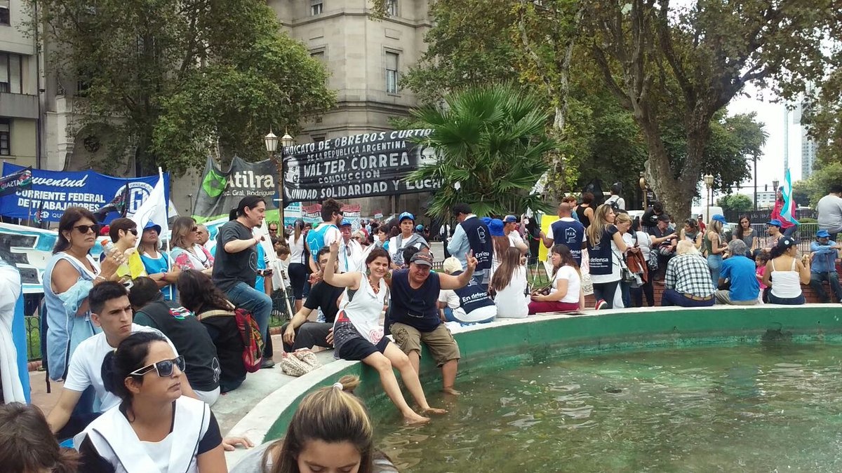 Los docentes caimos a la plaza
