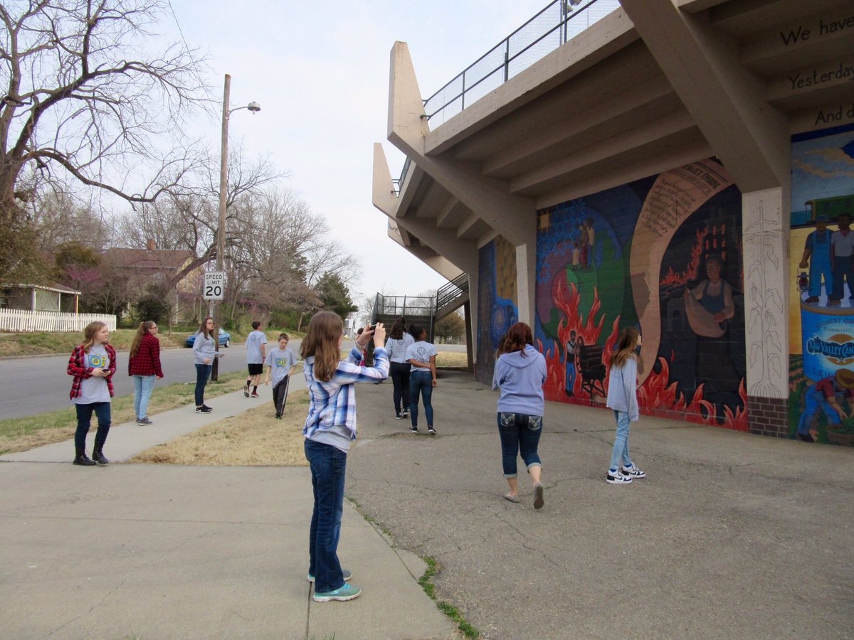 bjhsbulldogs's tweet photo. Art Club had a great time in Lawrence for their yearly field trip! #bjhspride #explorecreatelead https://t.co/GPZ4XdDOUq