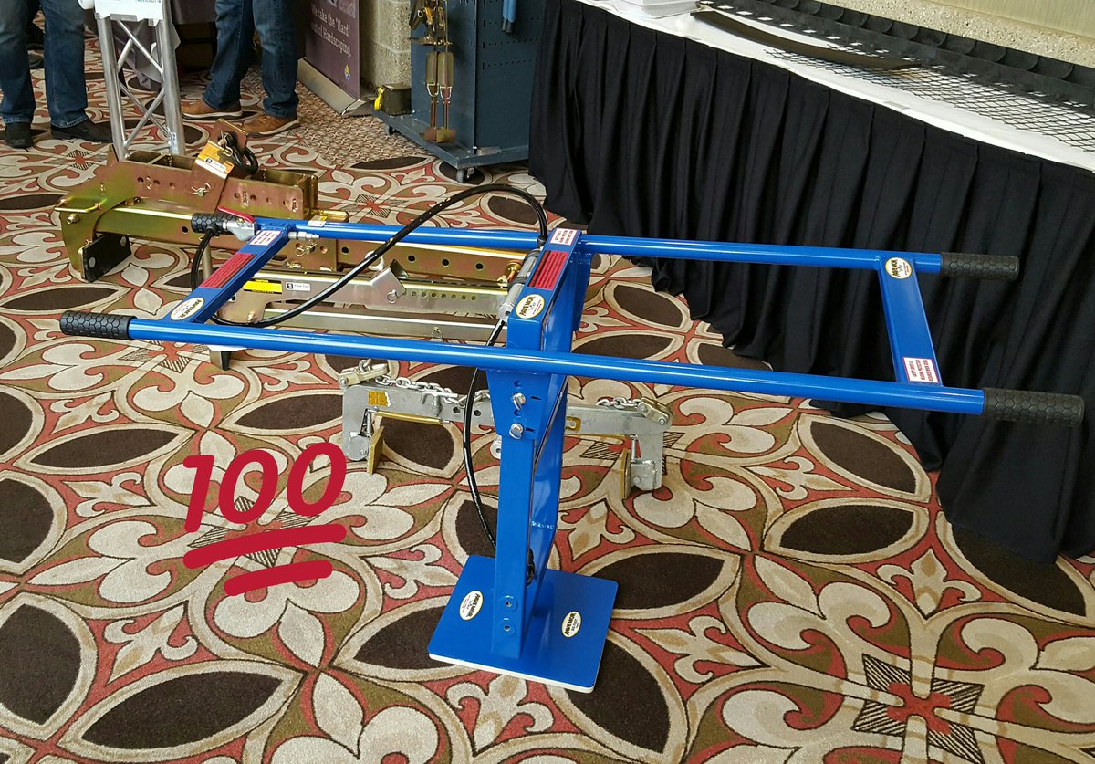 SnapedgeCanada's tweet photo. Riddle: What's blue all over, has 4 arms, 1 leg and can lift 240 lb. slabs like a feather?
Answer: The #PaveMor PM3 Air
#GetMorDone https://t.co/igNwfyUN6L