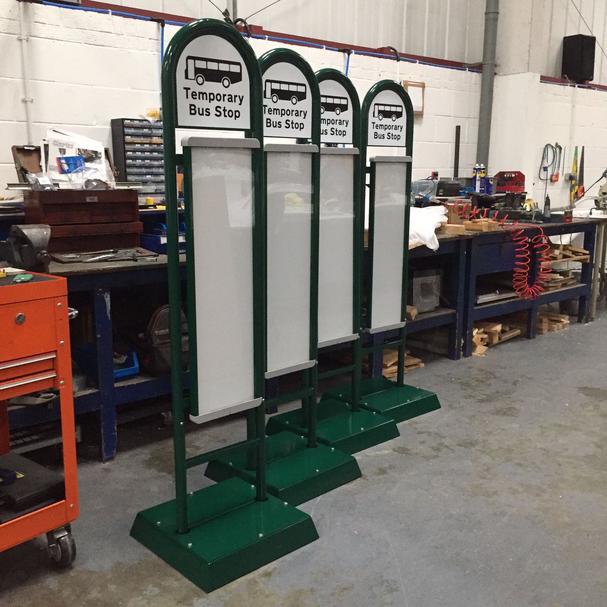 Externiture's tweet image. Temporary bus stops in racing green perhaps? Looking great!
#busstops #green #businfrastructure