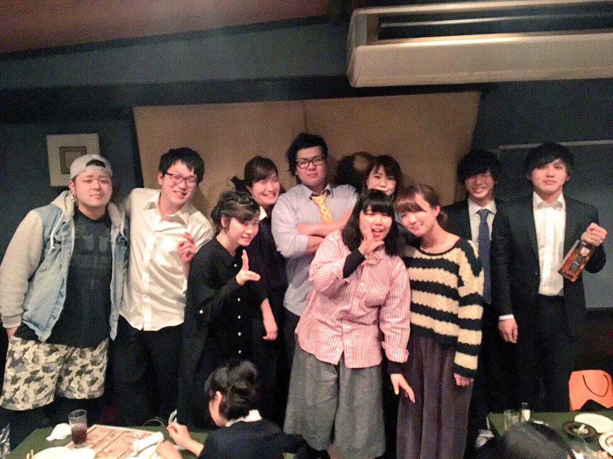 kayamochips's tweet photo. 大好きな同期みんなと卒業(式)できてほんとに幸せです。年々仲良さみが溢れてこれから会えなくなることが多くなるのがすごく嫌だな〜〜。4年間めっちゃ楽しかったのは軽音のおかげです。ありがとう。そしてみんな卒業おめでとう〜〜！ https://t.co/cKpVwKrAyz