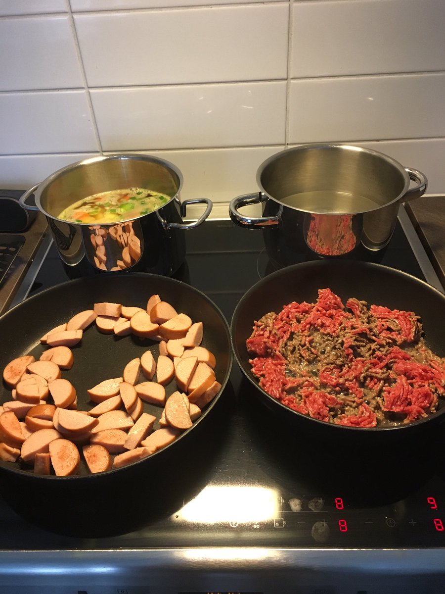 NybergHenri's tweet photo. Italianpataa ja makkarakeittoa, samaan aikaan...avokadopastan jätin sentään huomiselle #lapsilta pisteitä #kasinköksä #kuppilatkuntoon https://t.co/vmAX7kAnEI
