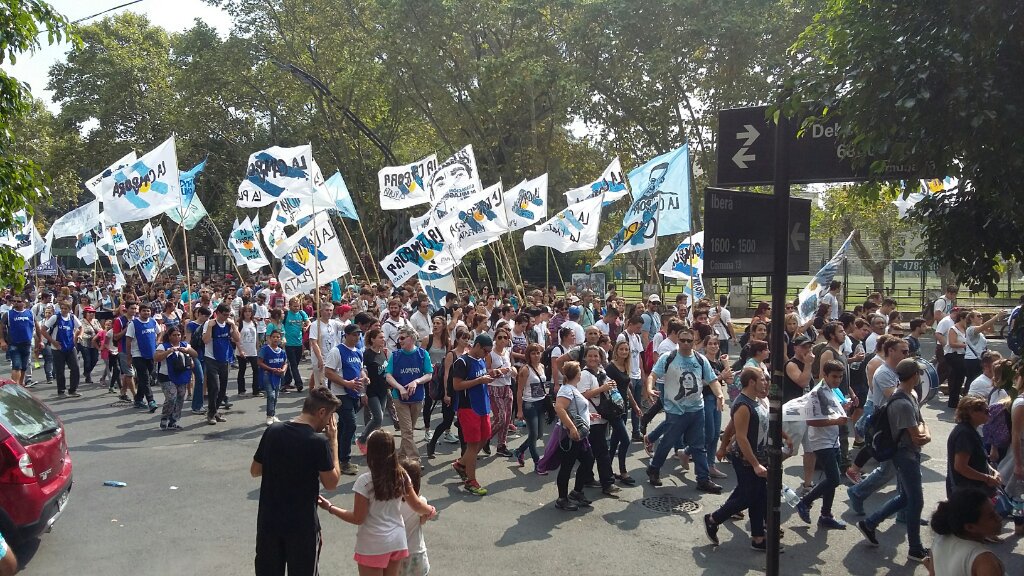 Ahora, en Av. Libertador, quien les paga? Quien financia semejante manifestación? 10 cuadras de gente caminando y cantando? #LaCampora?