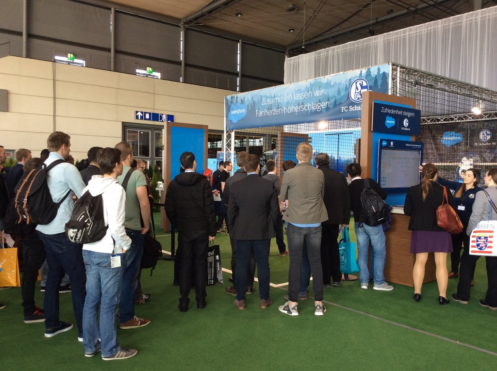 RobokeeperCeBIT's tweet image. Tooooooooor! Und wieder ein Treffer auf der #SalesforceTour! Kommen Sie vorbei in Halle 9!