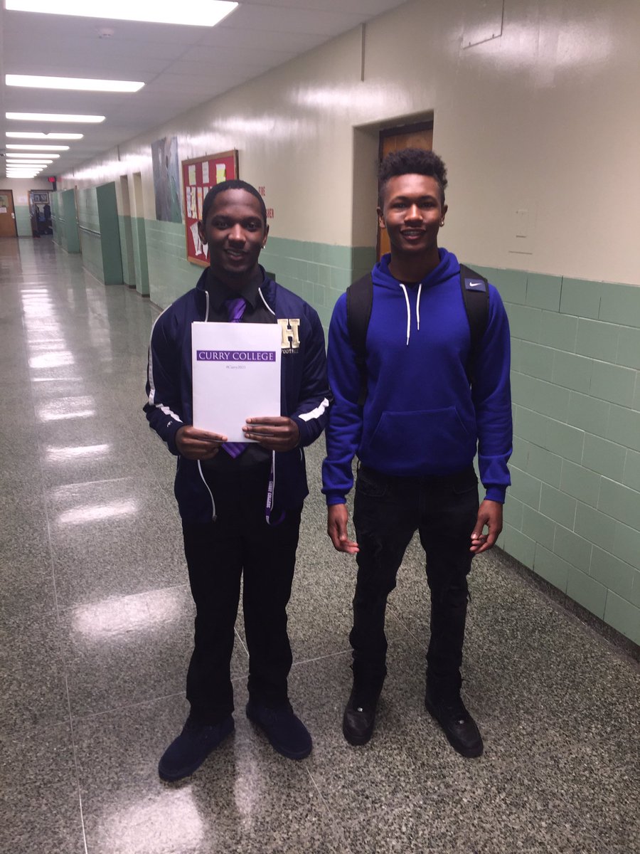 Jeremia_ae's tweet photo. Congrats on signing @Yaboyhoop_ & @AubynBryan14 #cometpride #collegefootball #6signs https://t.co/QhGY6H6x1U