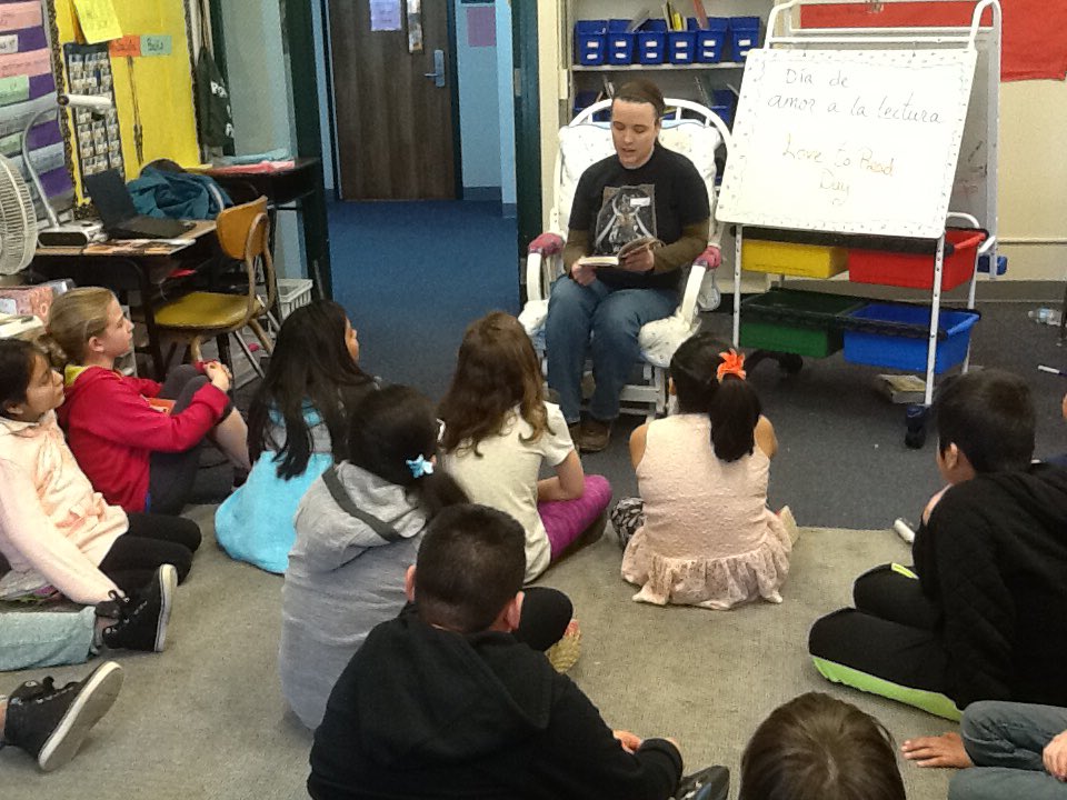 SraRaa1's tweet photo. Thanks for all our volunteers reading wonderful books in Spanish and English!!! #LoveToReadDay #Diadeamoralalectura #wcusd200 https://t.co/n2OzclB2UP