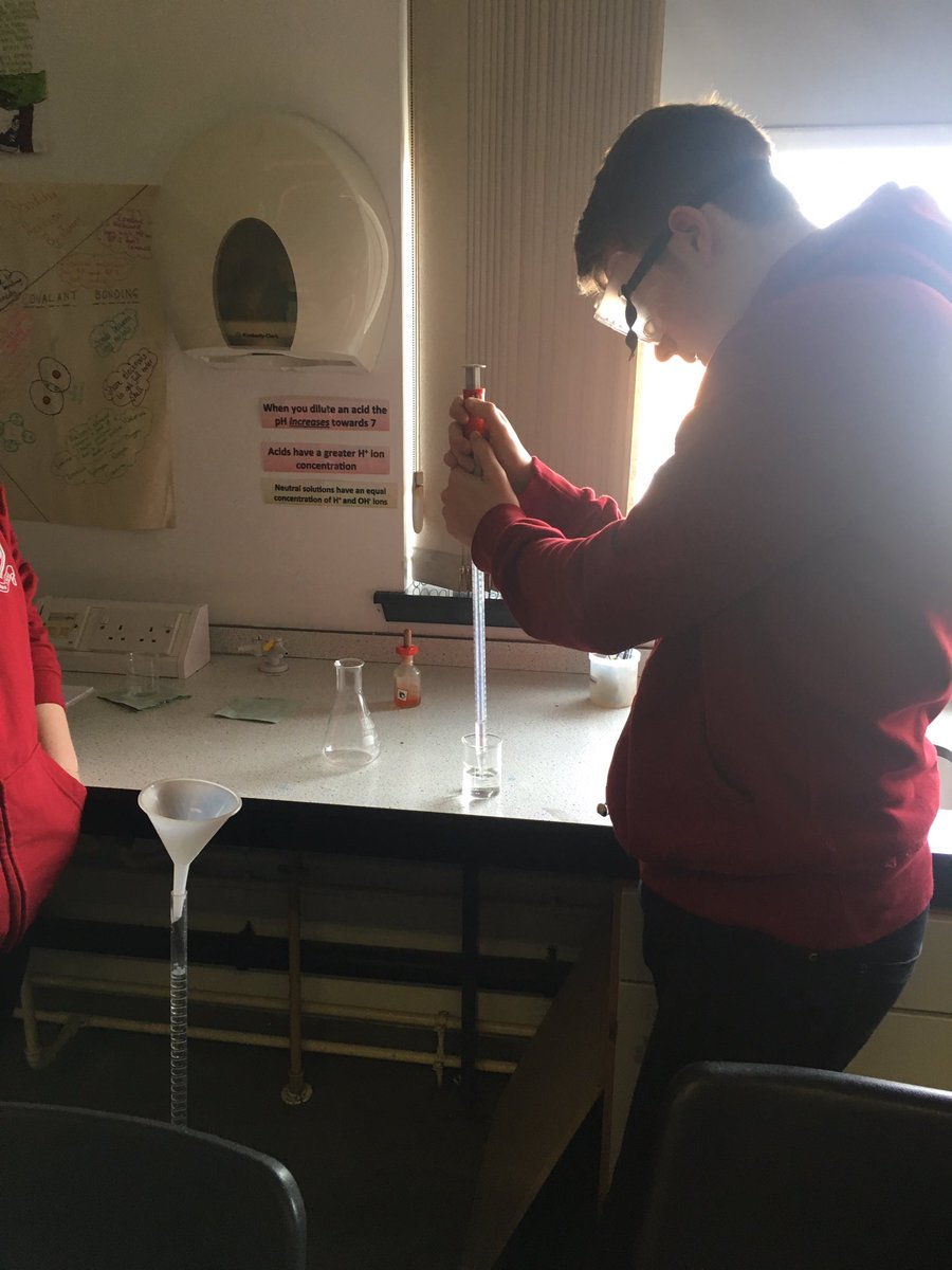 My N5's working on their titration techniques to work out the concentration of an unknown alkali! Well done! #chemicalanalysis ⚗️🤗