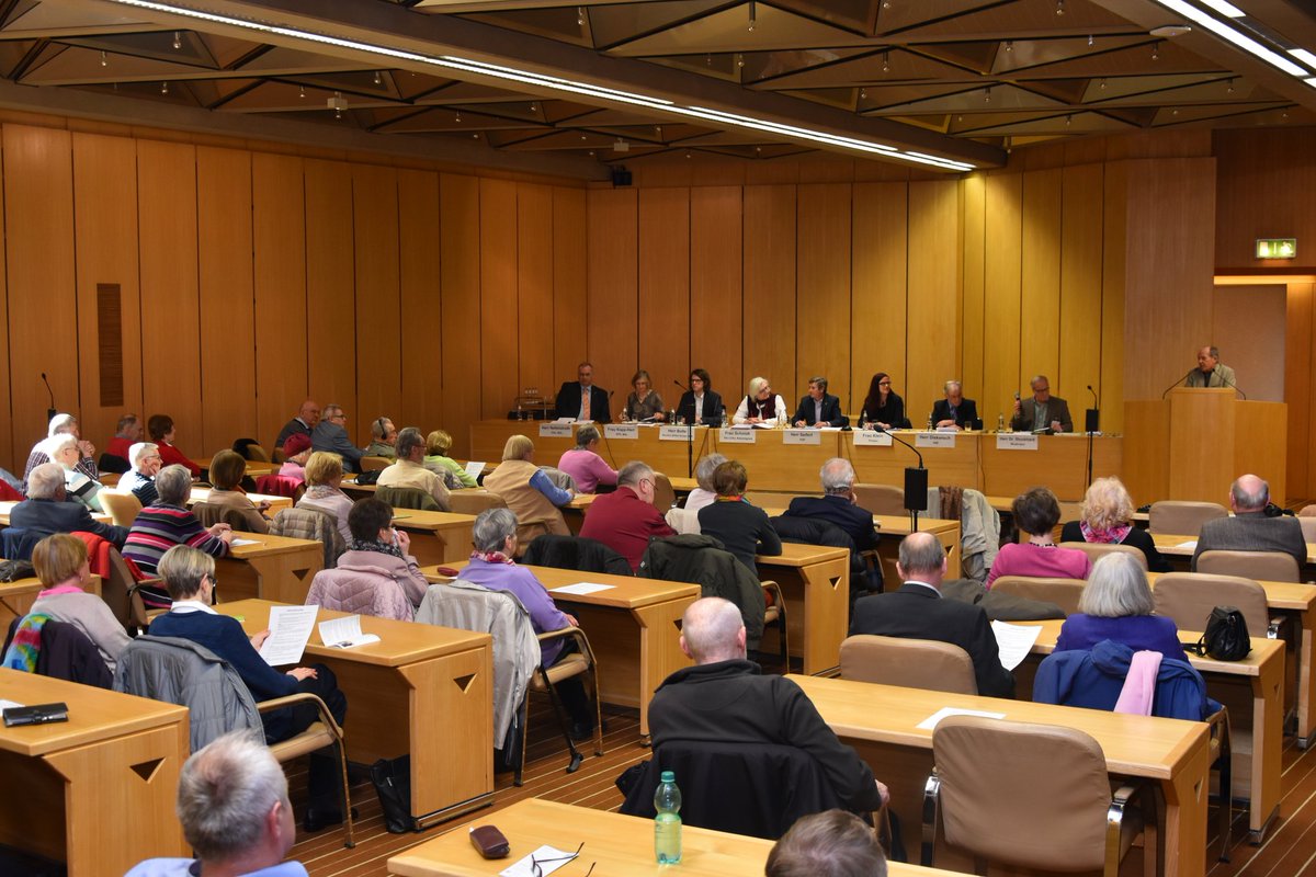 CDUBielefeld's tweet photo. (SL) Podiumsdiskussion d #Seniorenrates zur #Landtagswahl #NRW. Auf dem Podium unser Landtagskandidat Ralf #Nettelstroth #ltwnrw #Bielefeld https://t.co/NH0Wew6LbC