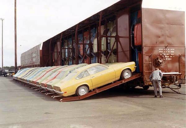 MBatesChevy's tweet image. #FunFact How awesome are these pictures of the Vert-A-Pac shipping system GM came up with to ship the Chevrolet #Vega back in the 1970s?