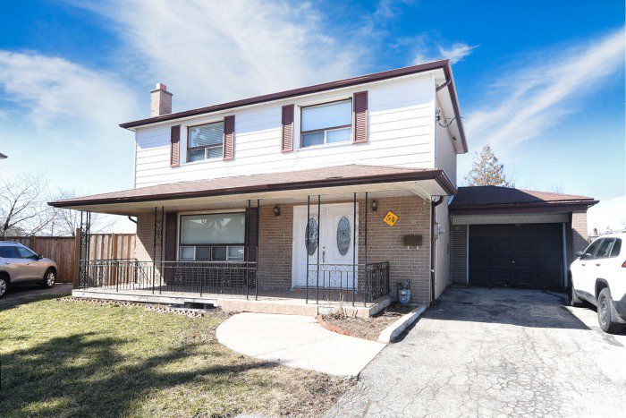 DoitwithSamG's tweet photo. $799K Listing in #TORONTO #REALESTATE #JUSTLISTED #SAMGALLOWAY
Contact Me For Information. https://t.co/NqqQVCAaUR