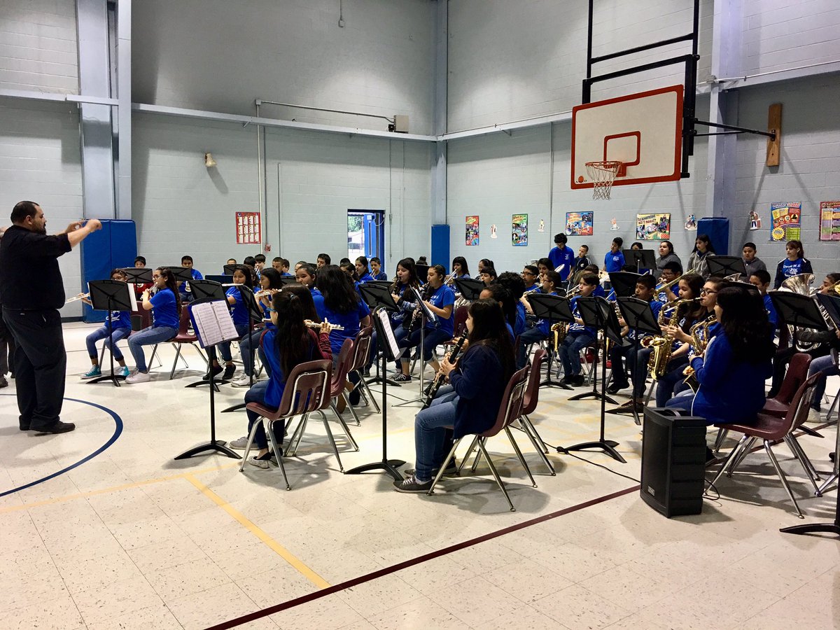 SSAISDDwightMS's tweet photo. #DwightStrong #DMStudetnsFirst our beginnig band students are playing for Carillo Elementary so we can recruit for next school year 🎼🎷🎺🐾 https://t.co/dXLetQdRMP