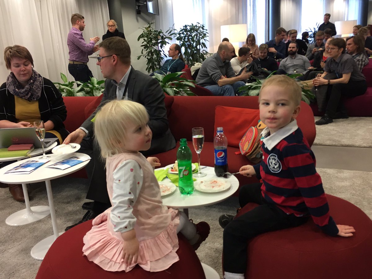 MariaFrilund's tweet photo. Jos #toimistokoira, miksi ei lapsiakin? 😝 #sofigateAtWork 
#junioradvisor https://t.co/imL4xPd9y7