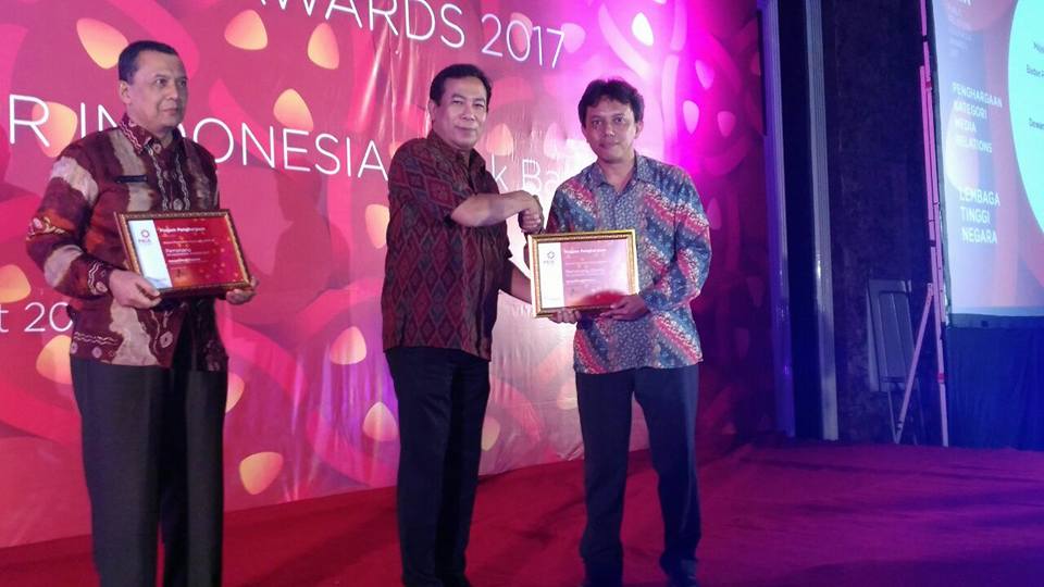 DPDRI's tweet photo. DPD RI Raih Penghargaan Utama di Ajang Public Relation Indonesia Award 2017
https://t.co/EaLvaRUDhN @isentia #PRIA2017 https://t.co/TAR5lOy8FU