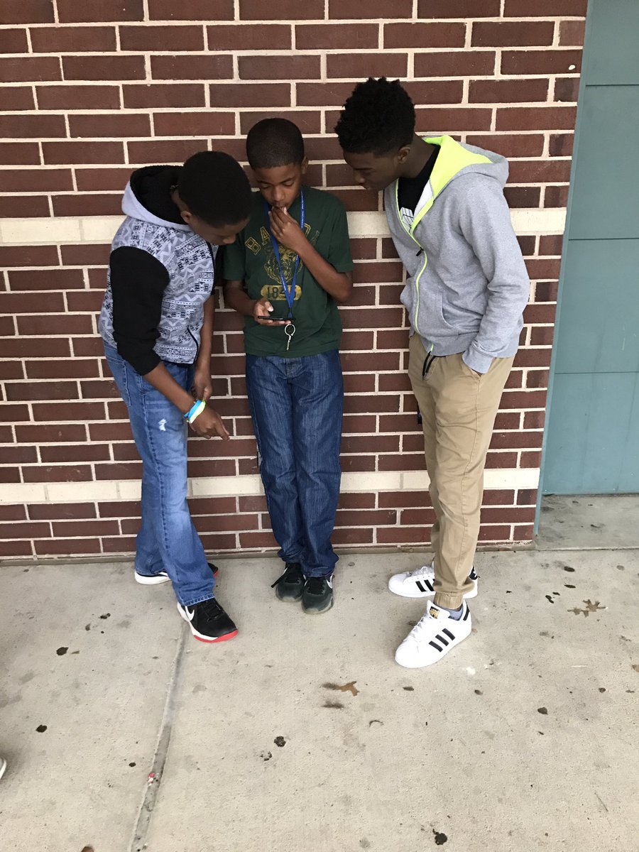 JeremyTaulton's tweet photo. Who said students can't do their class work outside? #TaultonLearning @CHCollegiate https://t.co/uPWciBuupk