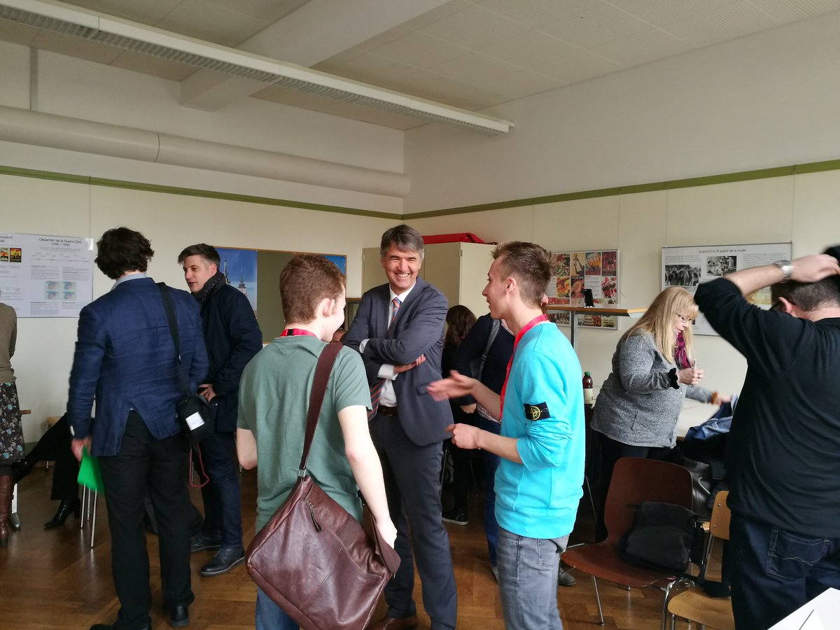 JDebattiert's tweet photo. @avongraffenried unterhält sich mit Jugendlichen nach der ersten Debatte. #Final #jugenddebattiert 2017 #GymnasiumKirchenfeld #Bern https://t.co/e7A4zJDjtN