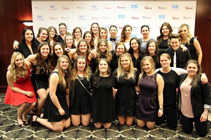 MacEwanGriffins's tweet photo. Sandy Heim, @MacEwanHockey, Barrett @_thebear7 Belland, golf major awards winners at @MacEwanU Athletics banquet. https://t.co/kJPhrPbLCj https://t.co/8PRzIOEYFE