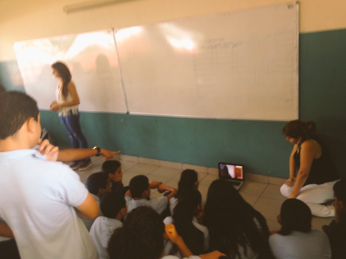 tareatuitera's tweet image. El grupo D01 en acción, con los chicos de 8vo del #InstitutoAmérica, hablando sobre beneficios y riesgos de las  #RedesSociales #PerDig