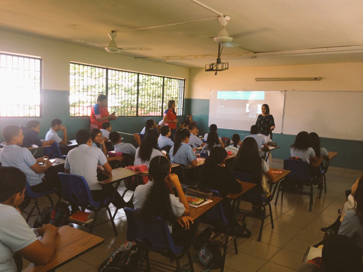 tareatuitera's tweet image. El grupo D01 en acción, con los chicos de 8vo del #InstitutoAmérica, hablando sobre beneficios y riesgos de las  #RedesSociales #PerDig