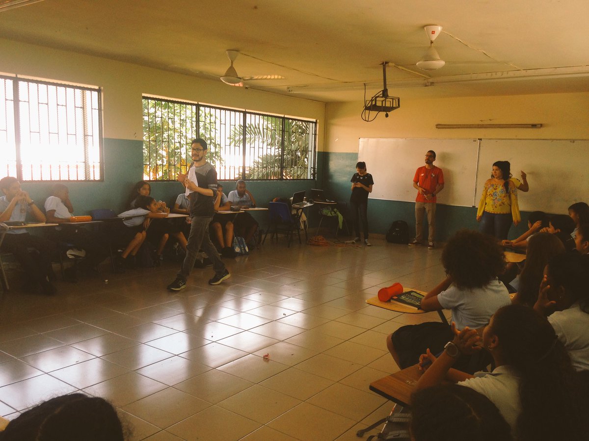 tareatuitera's tweet image. El grupo D01 en acción, con los chicos de 8vo del #InstitutoAmérica, hablando sobre beneficios y riesgos de las  #RedesSociales #PerDig