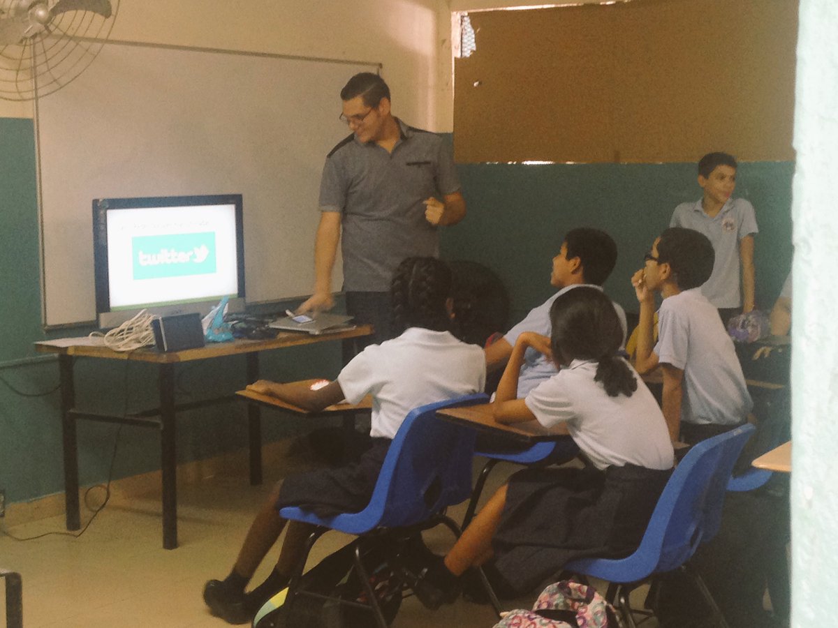 tareatuitera's tweet image. El grupo D01 en acción, con los chicos de 8vo del #InstitutoAmérica, hablando sobre beneficios y riesgos de las  #RedesSociales #PerDig
