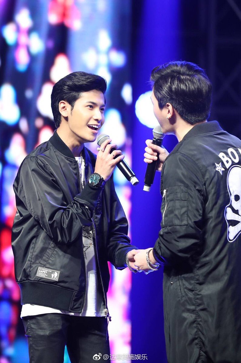 Zenobiakrist's tweet photo. #SotusFanMeetinginChina2017 
Sotus in Guangzhou 🤘🤘🤘
This is love ❤️ 
#SingtoPrachaya #Kristtps https://t.co/rBcfCnwzla