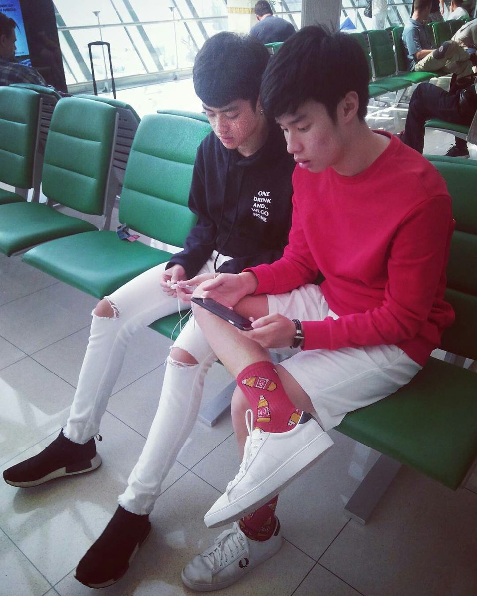 Mookna_MM's tweet photo. ภีมคนเท่ เราของมอบรางวัลนี้ให้นาย #ภีมพลผู้นำแฟชั่น ชอบมาก ภีม ขาว แดง ยิ่งถุงเท้ายิ่งจี๊ดดดด
@peakpeemapol #peakpeemapol
📷 #hickyann 🙏 https://t.co/gVta0DhUpx