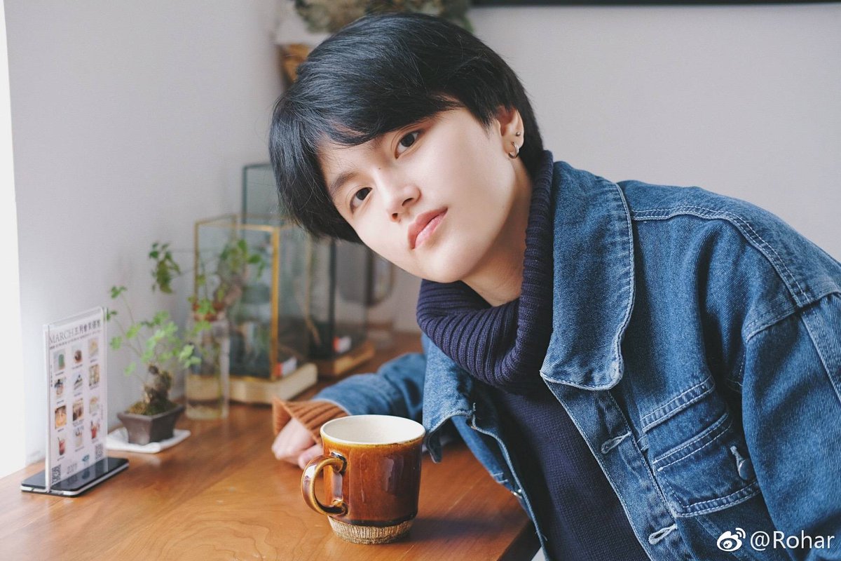 9vPplVKAH5DmeuE's tweet photo. 170324 #Rohar weibo up #๋กํ
์ธ~~๋ ๋จธ๋ฆฌ ๊ฒ์ ์ผ๋ก ์ผ์ํ๋ค ใ
ใ
์ ํ๋์ํ๋๋
๋ํฌ๋ค
์ถ์ด๋ ์ท ๋ฐ๋ปํ๊ฒ ์
๊ณ ๋ฐ๋ปํ ์๋ฃ ๋จน์ผ๋ผ๋๊ฑด๊ฐ์?(์์ญ์ค์ญ ใ
ใ
) https://t.co/21rWy6SxrZ