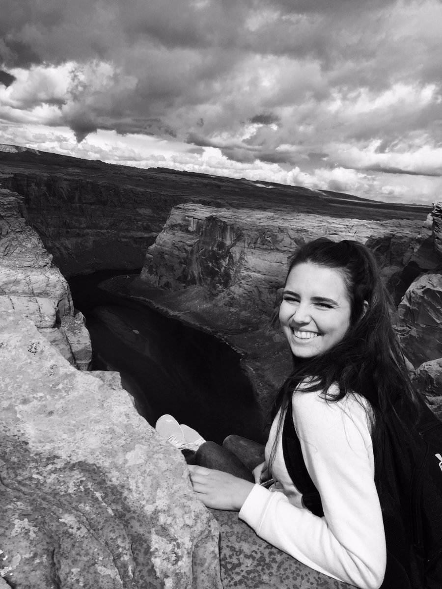 MadelineKayB's tweet photo. Horseshoe Bend🏜🤓😄 https://t.co/75DqxbPB6U