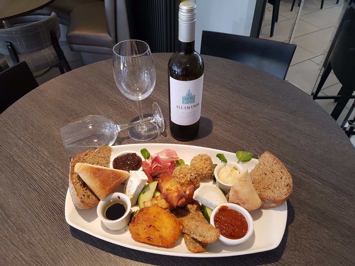 RelishHartford's tweet photo. #RelishTheFridayFeeling 
6 item platter &amp; a bottle of pinot grigio £22.95 
#TastesOfRelish #DuckSpringRolls #OatCoatedHerring #CrabCakes https://t.co/eCAAwdb4Kz