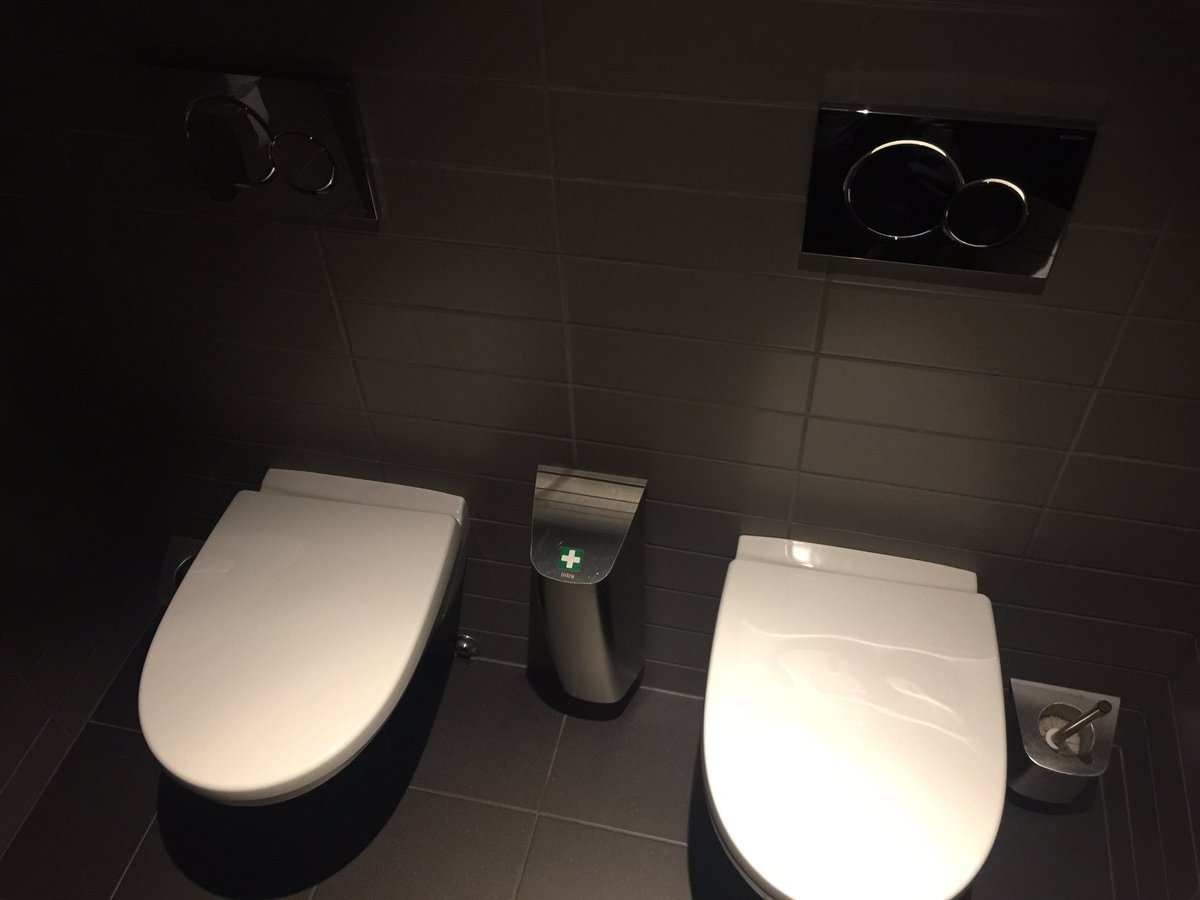 #splm Sp har etter hvert fått såpass mange velgere at de må legge landsmøtet til et hotell med slike toaletter.