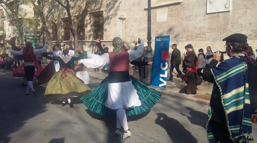 FallasOP's tweet image. Regresan los 'Balls al Carrer', cada sábado, ante la Lonja de Valencia - officialpress.net/regresan-los-b…