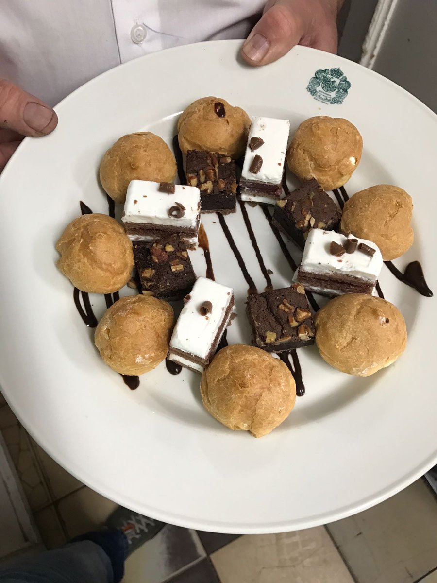 Postres que te enamoran... Profiteroles de Nata, Brownie con Nueces y Lingote de Tres Chocolates. Sólo faltas tú. ¿ Vienes ? El Rana Verde