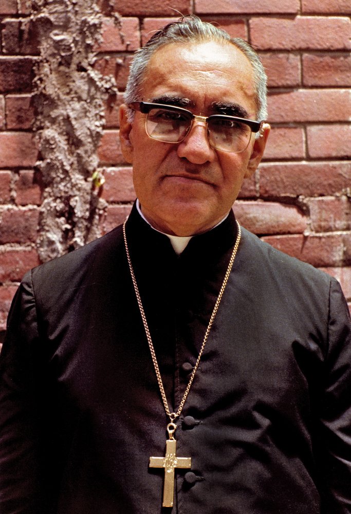 SOAWatch's tweet photo. #ElSalvador 

El 24 de marzo de 1980, monseñor #ÓscarRomero fue asesinado por soldados entrenados en la Escuela de las Américas (#SOA) https://t.co/sZyfaMiDG4