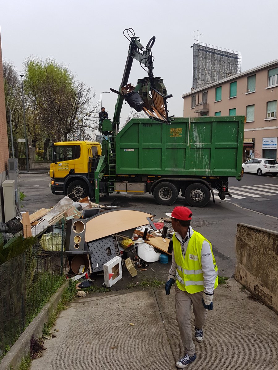 comunicazionemm's tweet photo. #MMCasa - Proseguono le attività di pulizia delle case di MM in via Cittadini grazie ai ragazzi rifugiati politici #unazioneincomune https://t.co/aTZN72vjDO