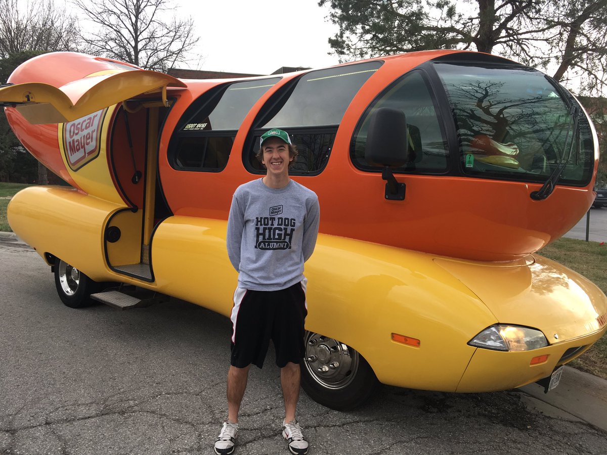 4stonzleft's tweet photo. @Wienermobile Your Hotdogger, Isaac, made my day yesterday! Sighted in Kansas City. Thanks! https://t.co/hR24MQOiiq
