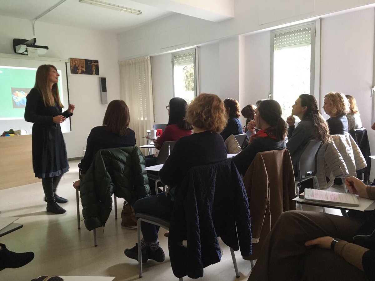 lesalzines's tweet photo. Sessió de formació de "barrets de pensar" per 25 professores de l'escola de la mà de #DonnaPace https://t.co/3rvYtK5sLY