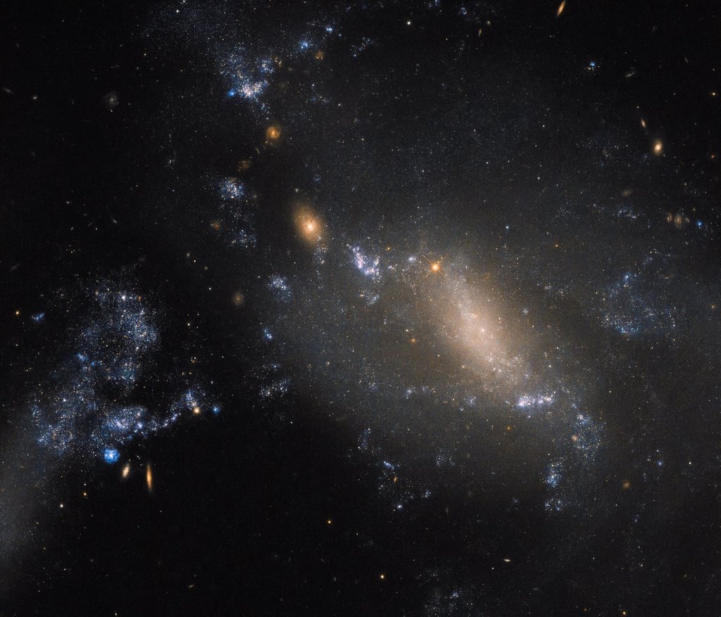 Science_Hub_'s tweet image. Hubble Spots Two Interacting Galaxies Defying Cosmic Convention via NASA ift.tt/2mzfMG8