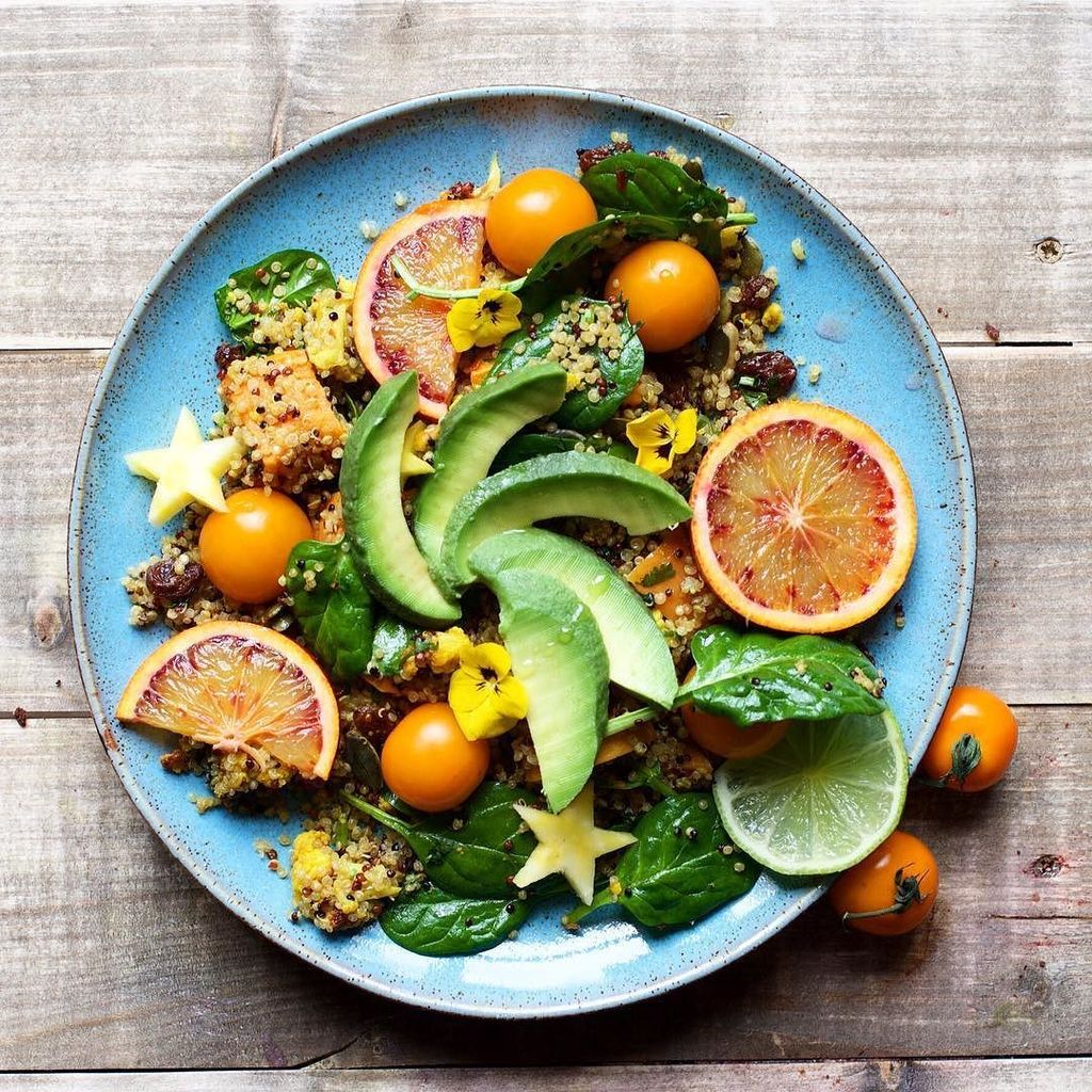 Dinner/lunch  inspo 👉🏻 quinoa, baby spinach, roasted squash, avocado, orange, tomato, raisins, radish with lemon, e…