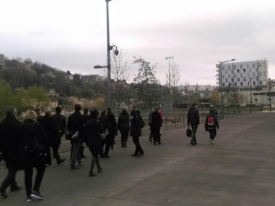 LECDCIMMO's tweet photo. Nous achevons le Parcours 1 : projet urbain de Confluence, avec trois visites placées sous le signe de l'#innovation #CDCILyon2017 #immolyon https://t.co/14yzfYsjY7