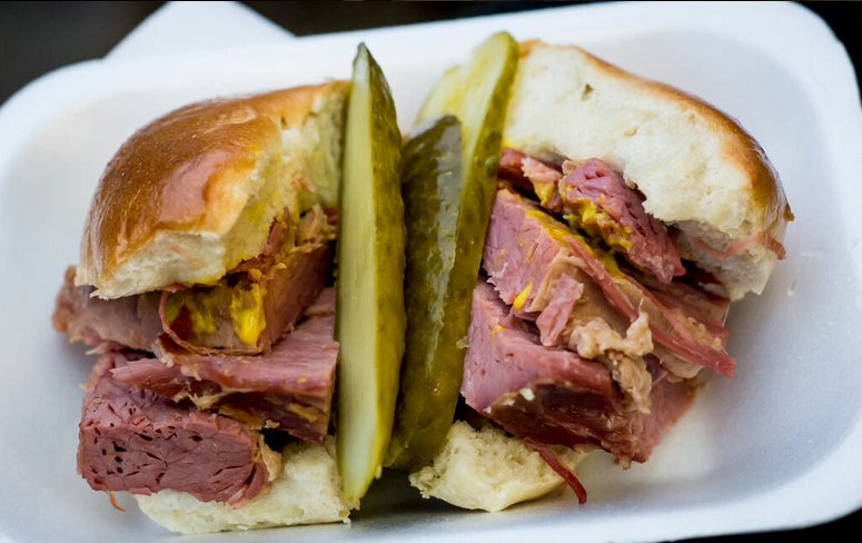 FeastHQ's tweet photo. That moment @BeigelBake hear we've got an order for 20 of these. And 10 plain bagels. And 10 carrot cakes. #HungryCustomer #Food #BrickLane https://t.co/hP1ZvqShRO