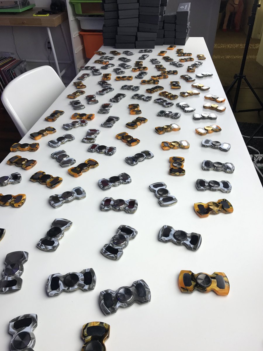TechSmartt's tweet image. If this tweet gets 500 retweets I’ll drop a vid and give away ALL of these spinners today 😜